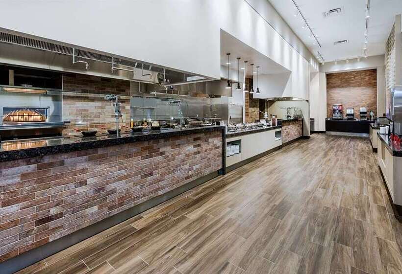 هتل Embassy Suites By Hilton College Station, Tx