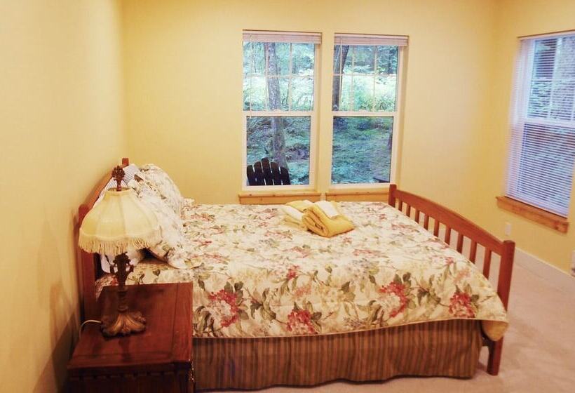 فندق Glacier Springs Cabin 12   Pet Friendly, Wifi, Air Conditioning, Sleeps 4