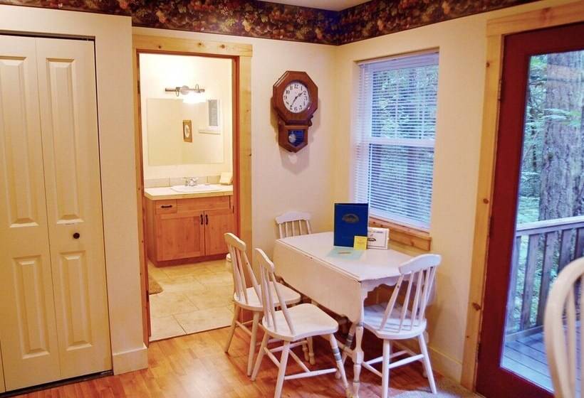 فندق Glacier Springs Cabin 12   Pet Friendly, Wifi, Air Conditioning, Sleeps 4