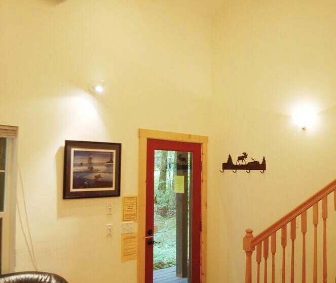 فندق Glacier Springs Cabin 12   Pet Friendly, Wifi, Air Conditioning, Sleeps 4