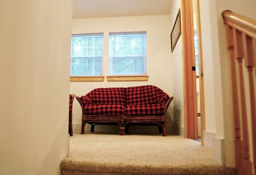 فندق Glacier Springs Cabin 12   Pet Friendly, Wifi, Air Conditioning, Sleeps 4