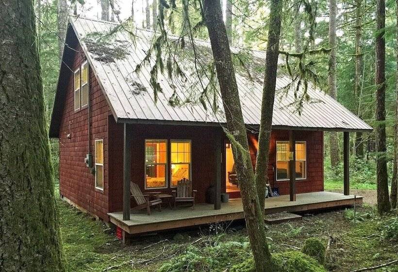 فندق Glacier Springs Cabin 12   Pet Friendly, Wifi, Air Conditioning, Sleeps 4