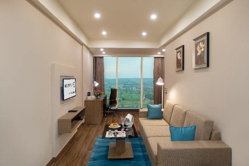 בית מלון כפרי Golden Tulip Suites Gurgaon