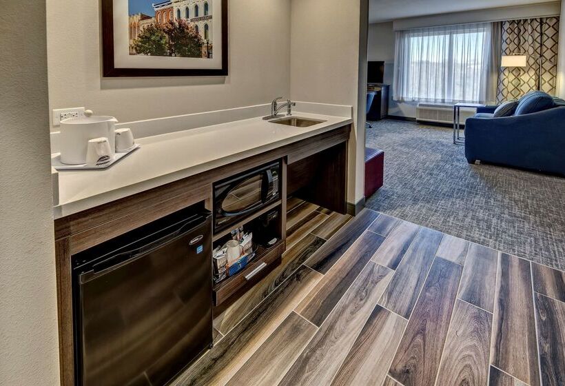 Отель Hampton Inn & Suites Franklin Berry Farms