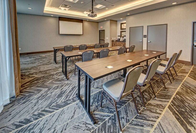 Отель Hampton Inn & Suites Franklin Berry Farms