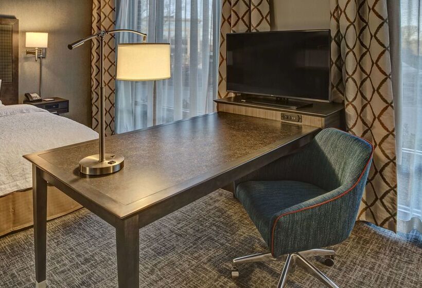 Отель Hampton Inn & Suites Franklin Berry Farms