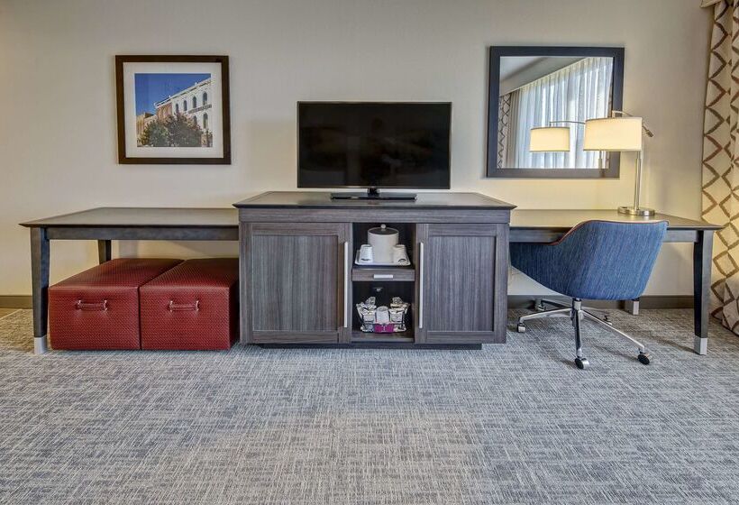 Отель Hampton Inn & Suites Franklin Berry Farms