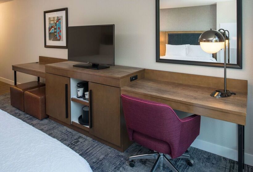 Отель Hampton Inn & Suites Portlandpearl District