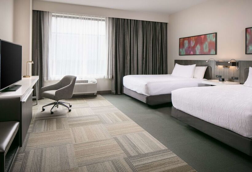 בית מלון כפרי Hilton Garden Inn Iowa City Downtown University