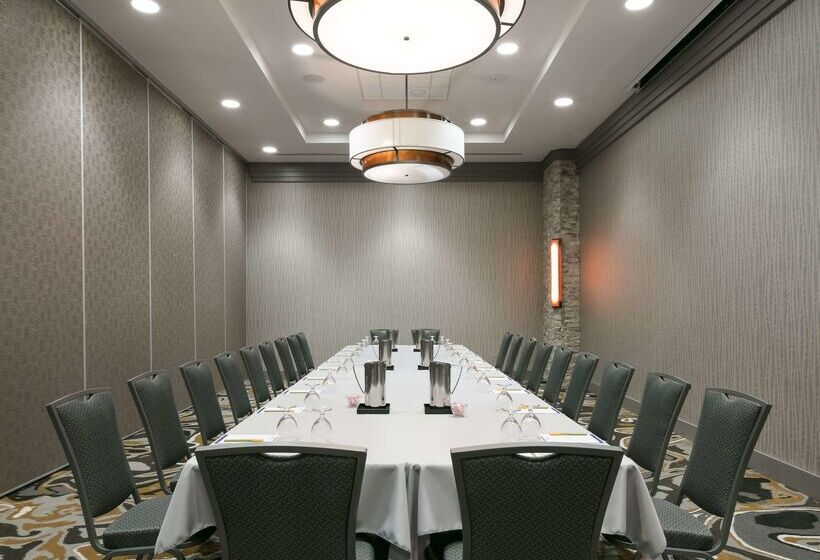 בית מלון כפרי Hilton Garden Inn Iowa City Downtown University