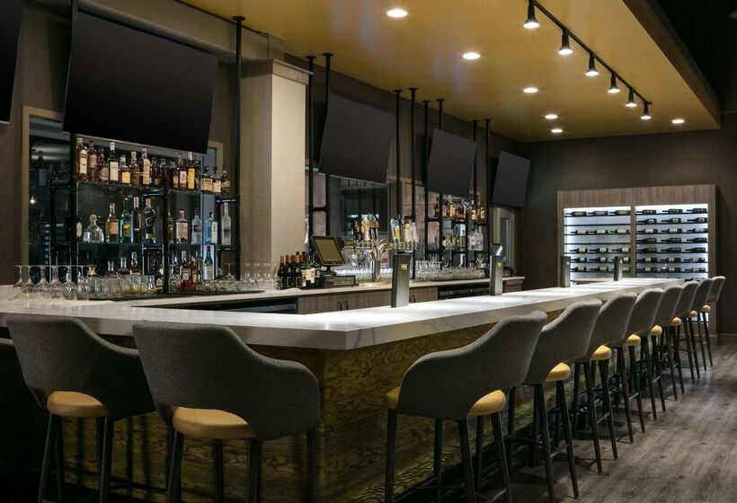 בית מלון כפרי Hilton Garden Inn Iowa City Downtown University