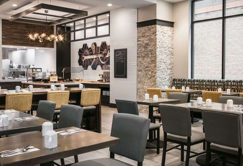 בית מלון כפרי Hilton Garden Inn Iowa City Downtown University