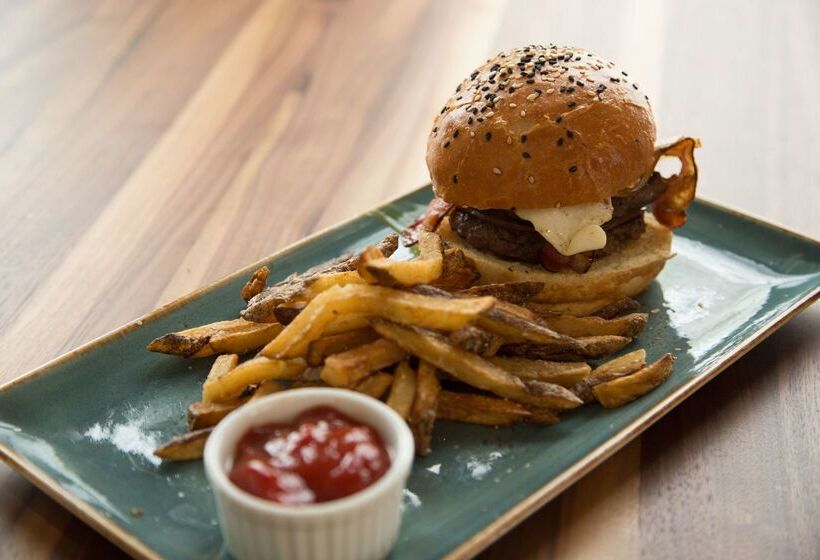 בית מלון כפרי Hilton Garden Inn Iowa City Downtown University