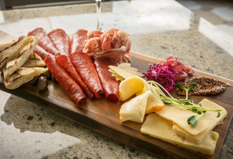 בית מלון כפרי Hilton Garden Inn Iowa City Downtown University