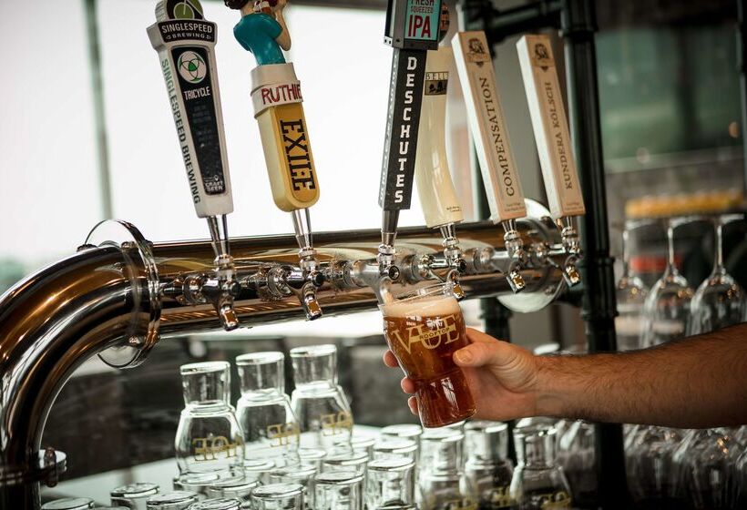 בית מלון כפרי Hilton Garden Inn Iowa City Downtown University