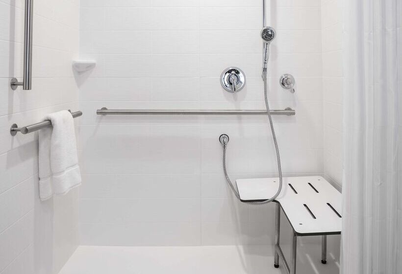 בית מלון כפרי Hilton Garden Inn Iowa City Downtown University