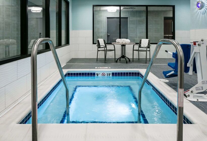 בית מלון כפרי Hilton Garden Inn Iowa City Downtown University