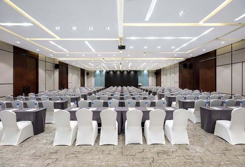 Отель Holiday Inn Baoji Central, An Ihg