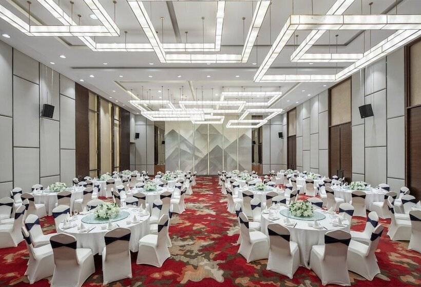 Отель Holiday Inn Baoji Central, An Ihg