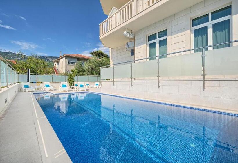 فندق Riva Kaštela With Swimming Pool