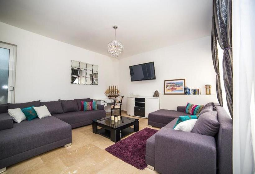 Holiday Home White House