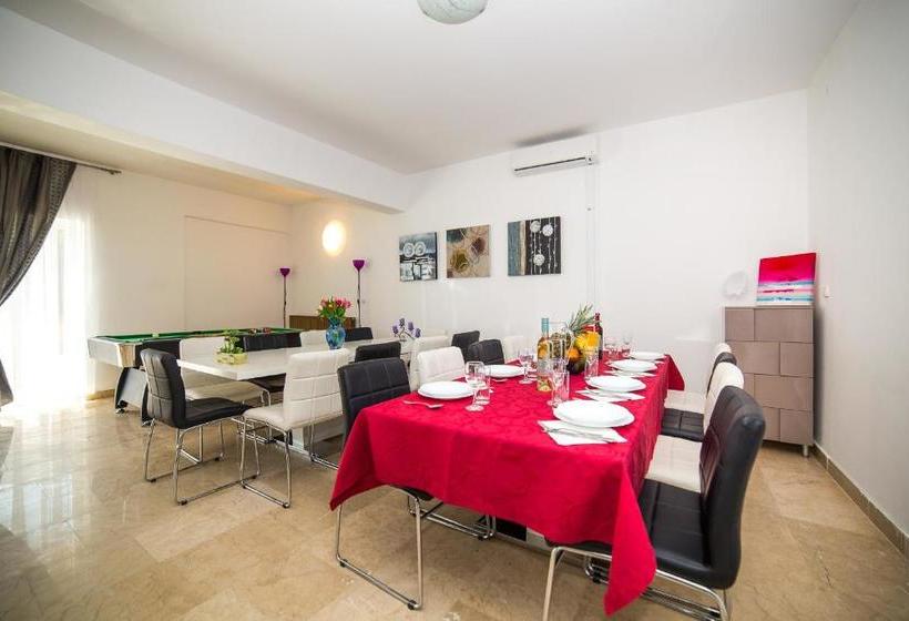 Holiday Home White House