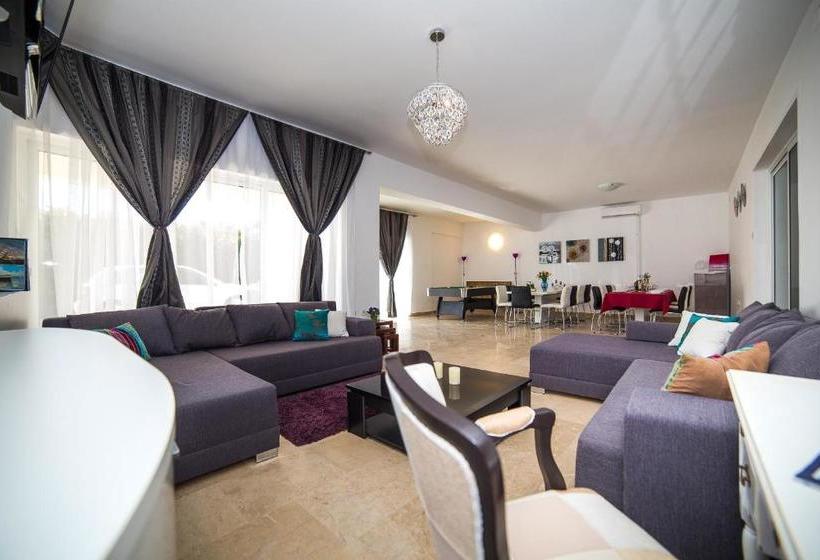 Holiday Home White House