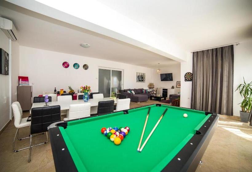 Holiday Home White House