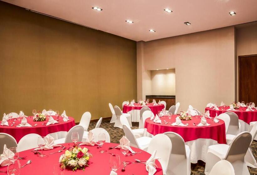 هتل Fiesta Inn Chihuahua Fashion Mall