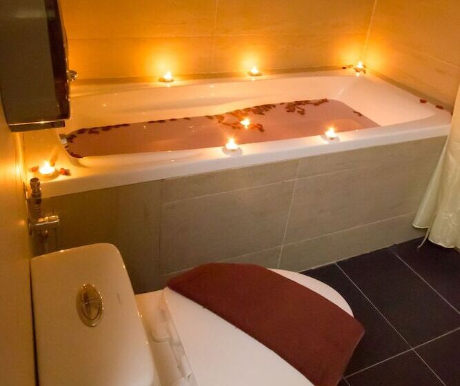 בית מלון כפרי Capital O 91074 Grand World