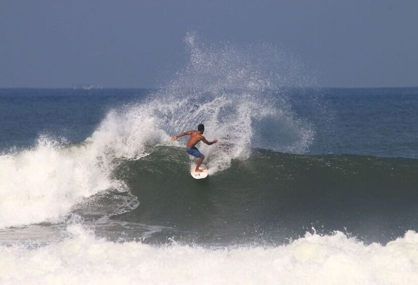 בית מלון כפרי The Point Surfcamp Bali