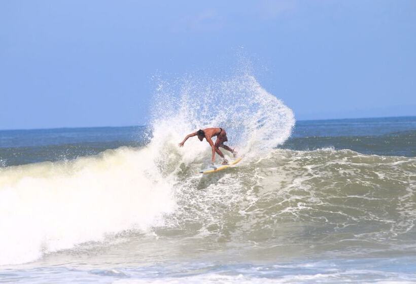 בית מלון כפרי The Point Surfcamp Bali