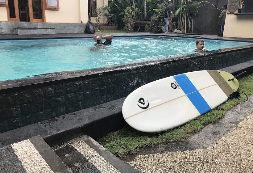 בית מלון כפרי The Point Surfcamp Bali