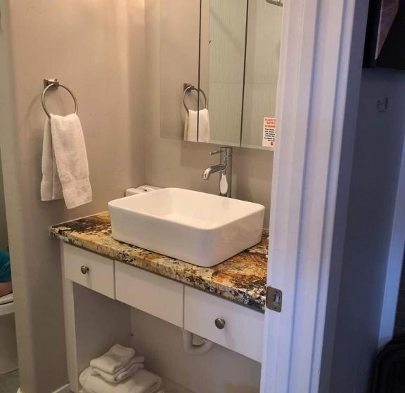 Отель The Flagstone Boutique Inn & Suites