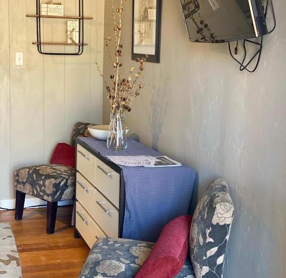 Отель The Flagstone Boutique Inn & Suites