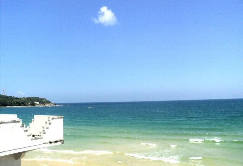 Отель Trinco Beach