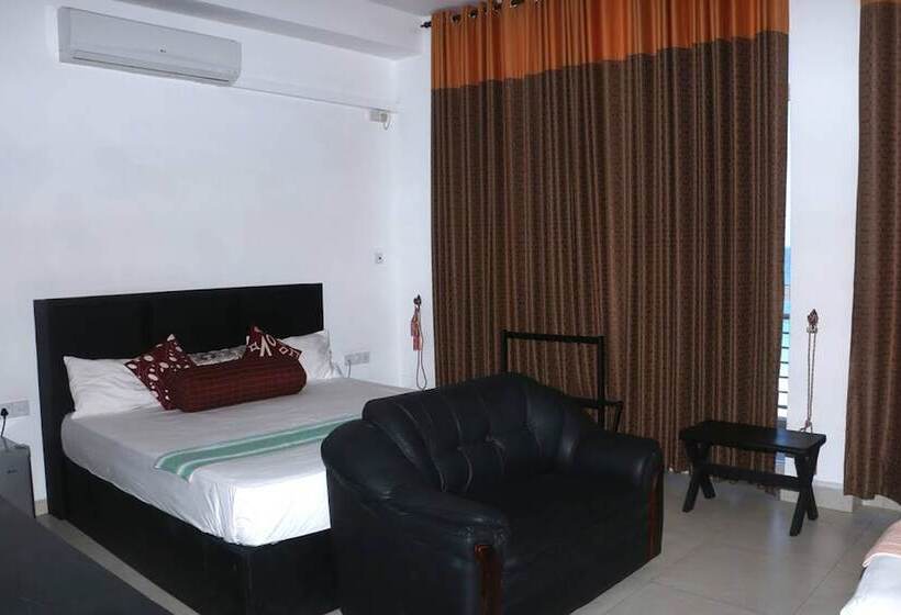 Отель Trinco Beach