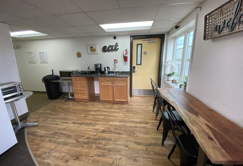 فندق على الطريق Rewak Studios