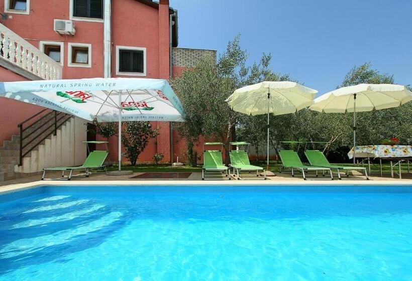 פנסיון Sobes Tea