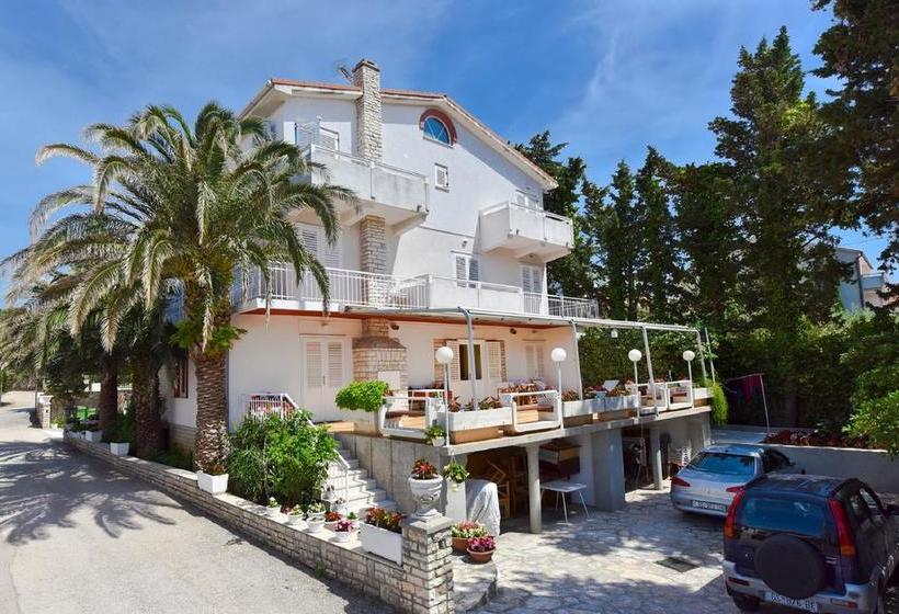 Пансион Royal Rooms Novalja