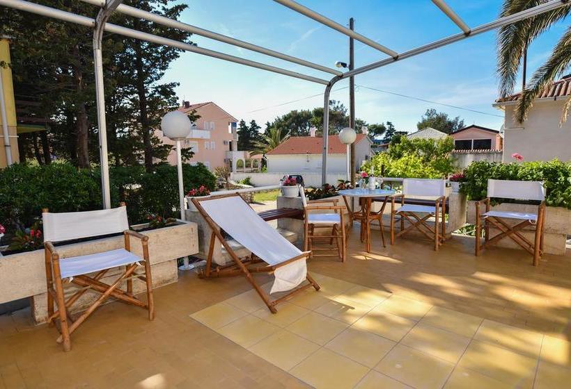 Пансион Royal Rooms Novalja