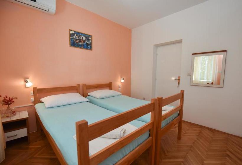 Пансион Royal Rooms Novalja