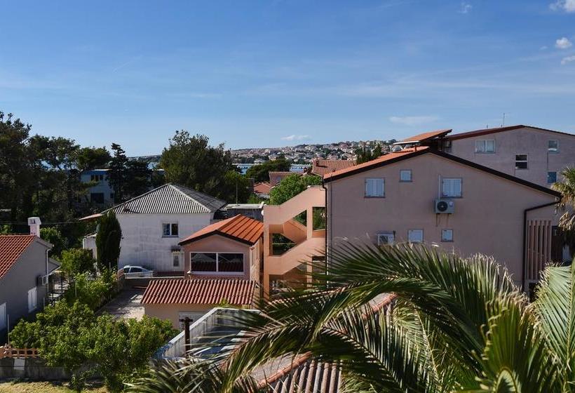 Пансион Royal Rooms Novalja