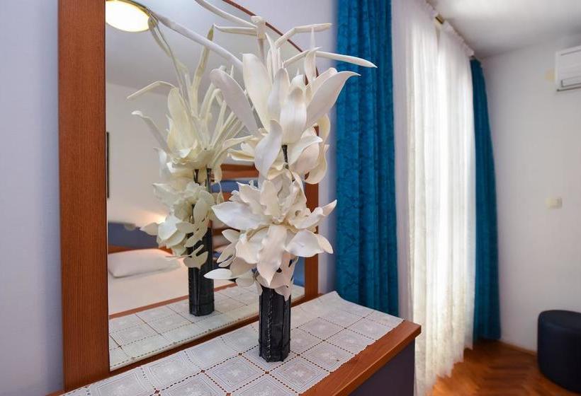 Пансион Royal Rooms Novalja