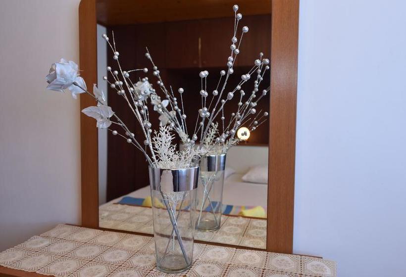 Пансион Royal Rooms Novalja