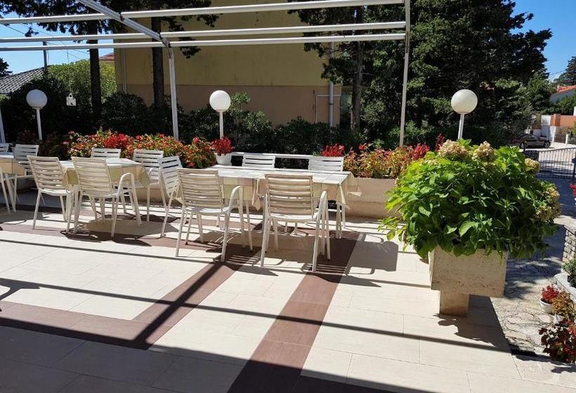 Пансион Royal Rooms Novalja