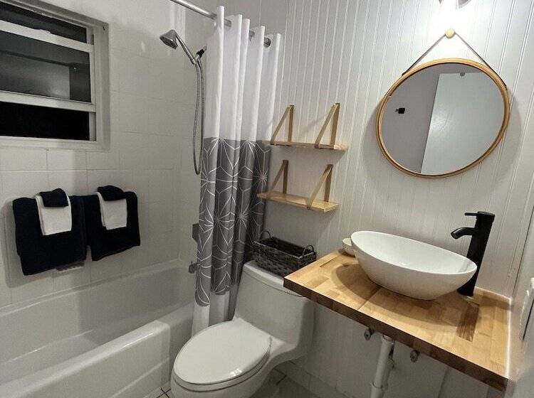 4145 By The Sea Inn & Suites