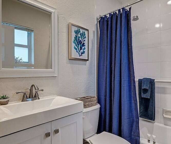 4145 By The Sea Inn & Suites