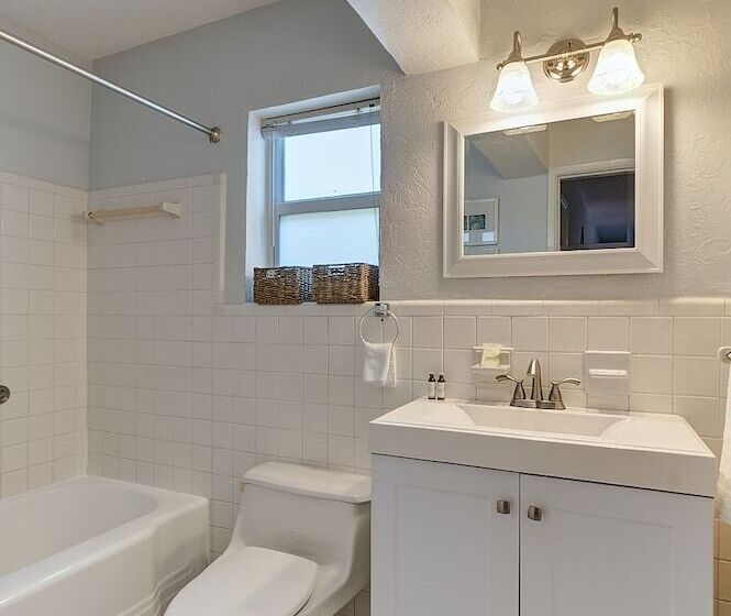 4145 By The Sea Inn & Suites