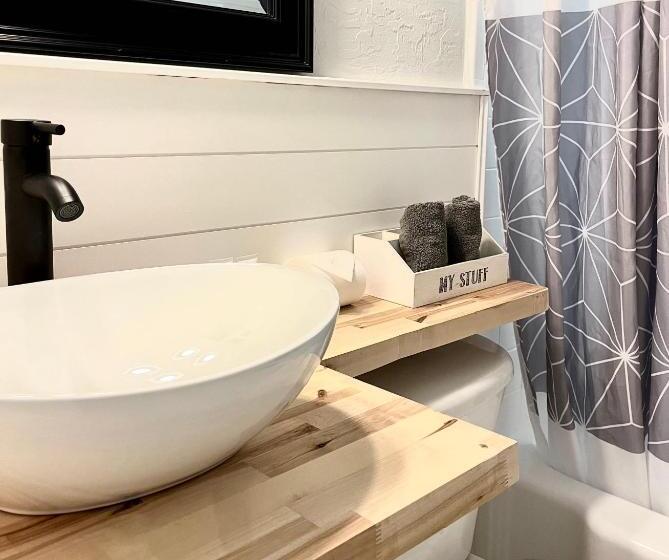 4145 By The Sea Inn & Suites